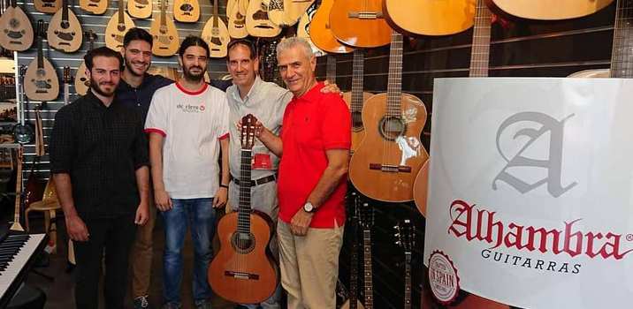 Η ομάδα μας με τον Κο C.Ravie (Διευθυντή της Alhambra Guitars) - Zaranikas Music Store, 2018 στο www.zaranikas.gr