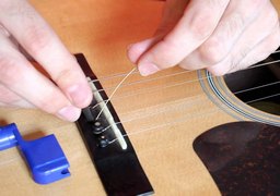 Αλλαγή χορδών σε Ακουστική κιθάρα: DIY - Ζαρανίκας Μουσικά Όργανα
